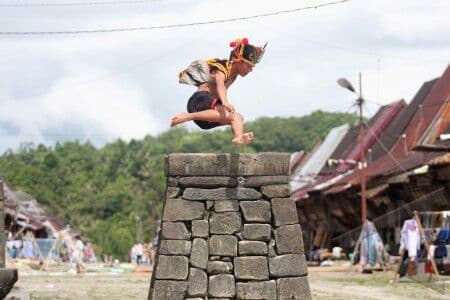 Pesona Penduduk dan Alam Nias