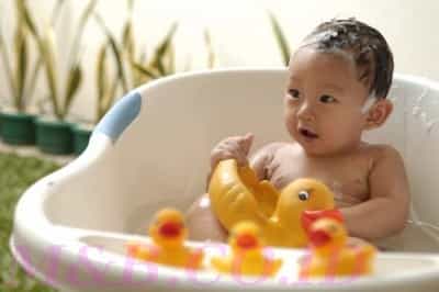 Bayi pun Perlu Mandi