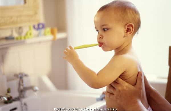 Tip Membersihkan Gigi Bayi