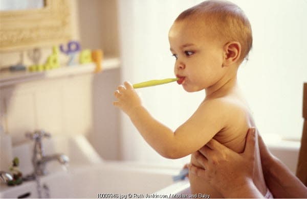 Tip Membersihkan Gigi Bayi