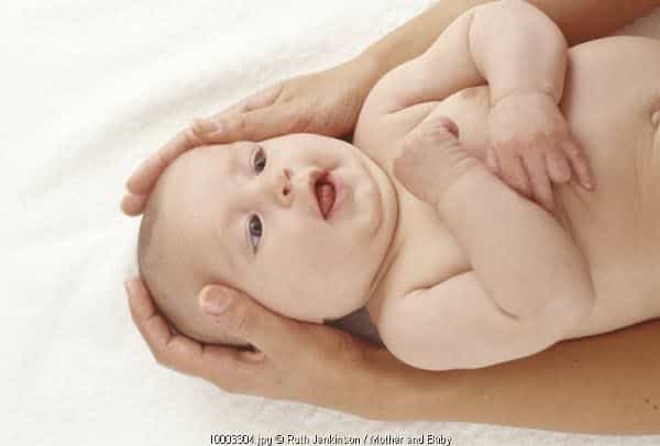 Trik Membersihkan Kerak di Kulit Kepala Bayi
