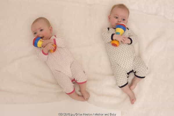 Bayi Kembar Tidur Bersama?