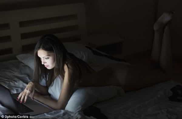 Orangtua Kecanduan Gadget Sebelum Tidur