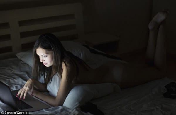 Orangtua Kecanduan Gadget Sebelum Tidur