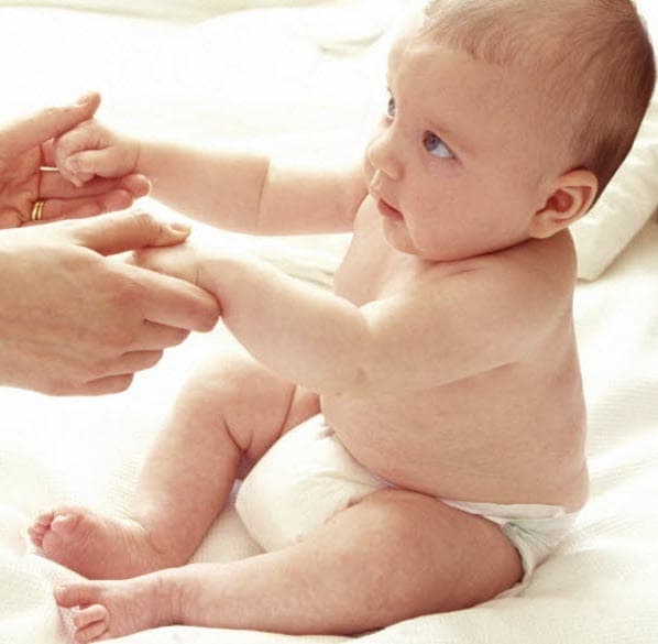 Bayi Belajar Duduk di Usia 3-6 Bulan