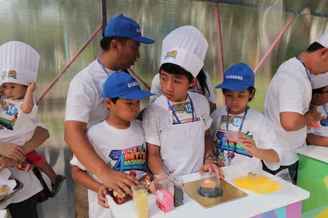 Kompak Menghias Kue bersama Si Kecil