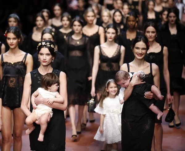 Ibu & Anak di Fashion Show Dolce&Gabanna