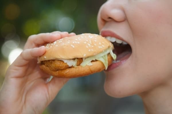 Orang Ekstrovert Makan Lebih Banyak?