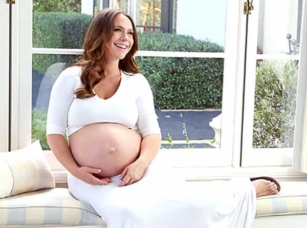 Jennifer Love Hewitt Bangga Tunjukkan Perut Hamilnya