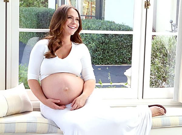 Jennifer Love Hewitt Bangga Tunjukkan Perut Hamilnya