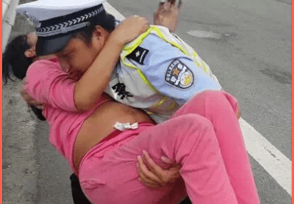 Polisi di Cina Bantu Persalinan di Mobil