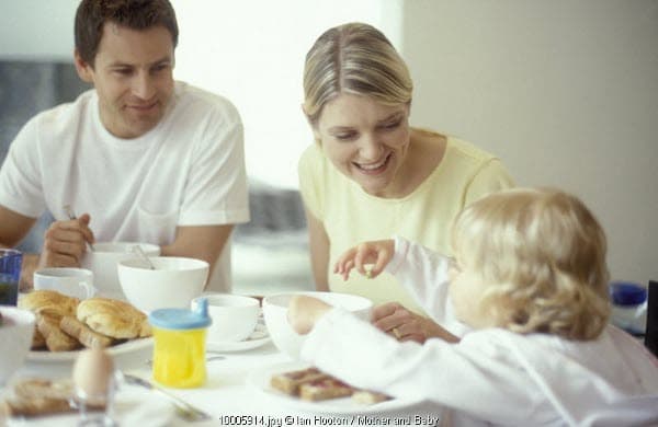 Tips Kenalkan Makanan Sehat untuk Si Kecil