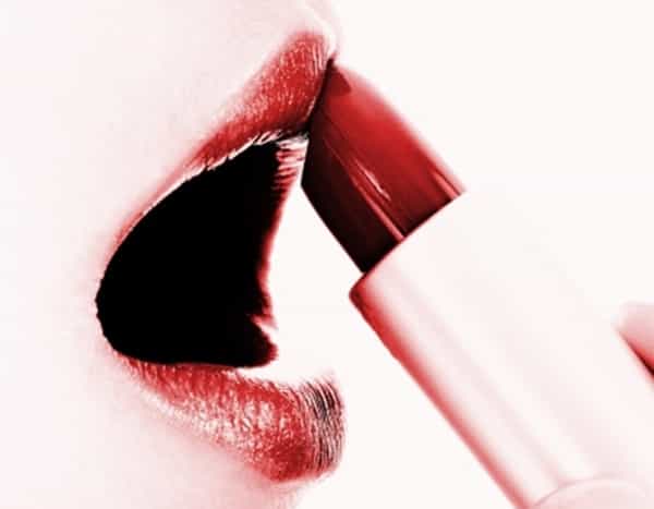 Tampil Elegan dengan Lipstik Gelap