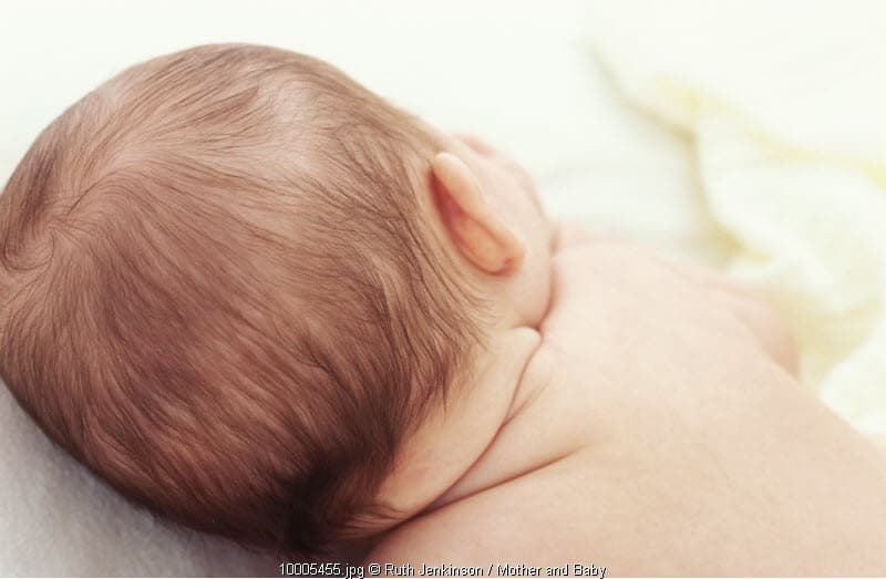5 Langkah Mudah Mencukur Rambut Si Newborn