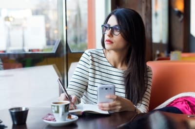 Moms, Hentikanlah Kebiasaan Membawa Pulang Pekerjaan Kantor!