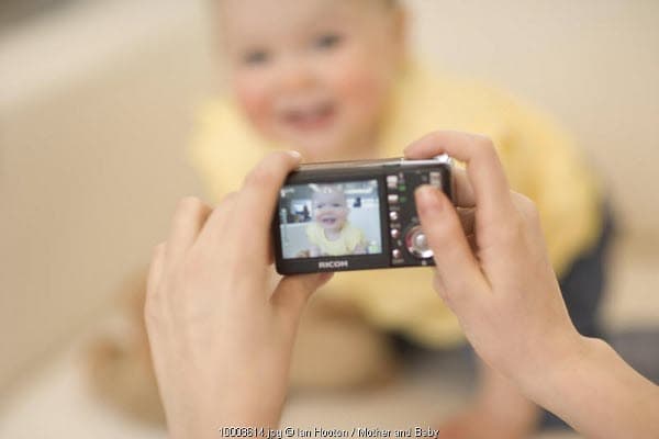 4 Cara Mengabadikan Perjalanan Hidup Si Kecil