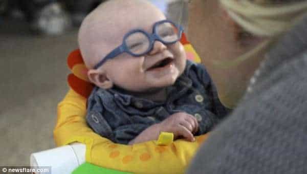 Kisah Haru Bayi yang Akhirnya Bisa Melihat Sang Ibu