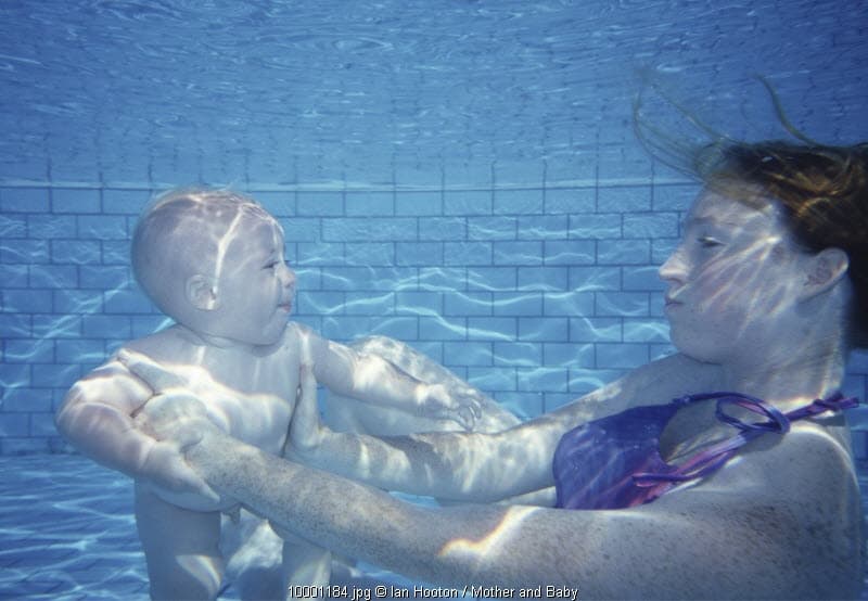 4 Manfaat Berenang untuk Bayi