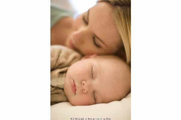 Bayi Baru Lahir Disarankan Tidur dengan Ibunya