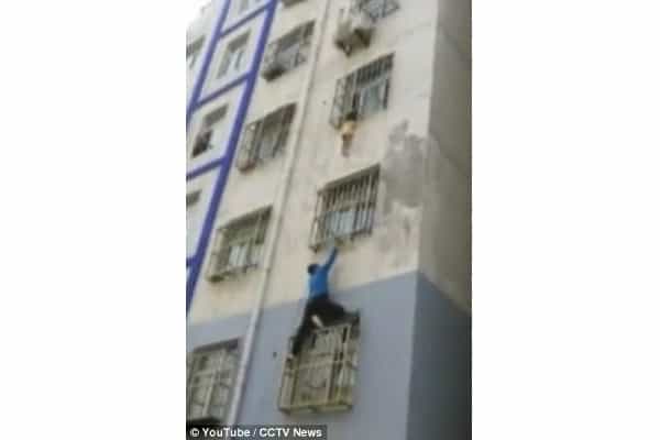 Balita Tersangkut di Teralis Apartemen
