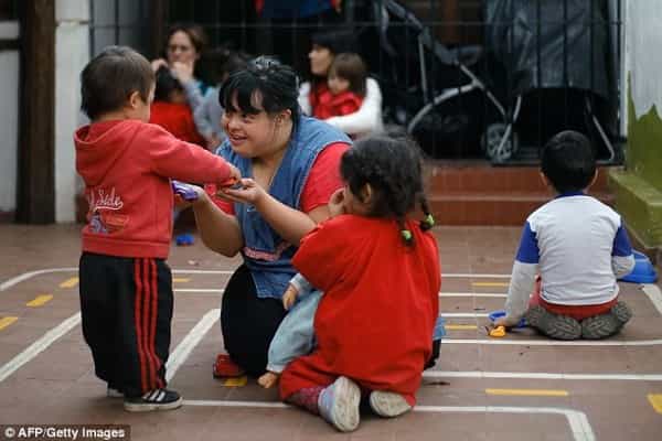 Wanita dengan Down Syndrome Jadi Guru Preschool