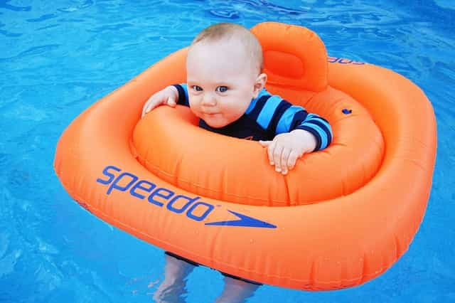 Kapan Bayi Boleh ke Kolam Renang Umum?