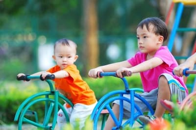Perhatikan Ini Saat Si Kecil Bermain di Taman