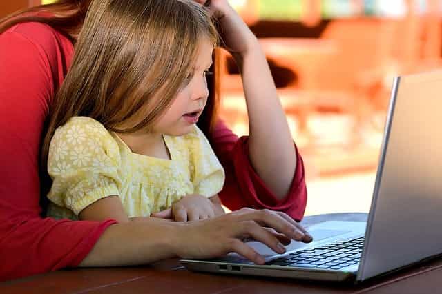5 Tugas Orang Tua Sebelum Berikan Gadget pada Anak