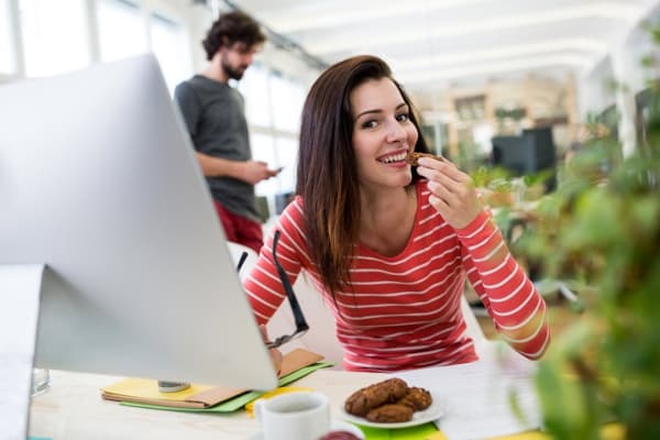 5 Tips Menurunkan Berat Badan di Balik Meja Kerja