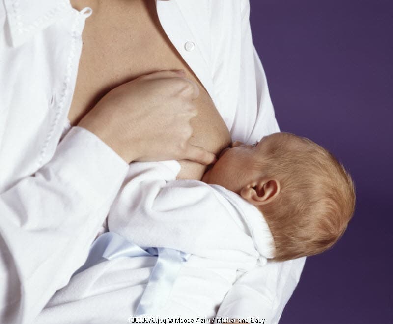 Pengasuh Ini Dipecat karena Menyusui Bayi Tanpa Izin