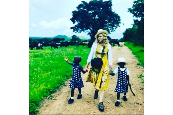 Akhirnya Madonna Berhasil Mengadopsi Anak Kembar