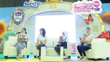 3 Selebriti Moms Berbagi Tips Memilih Gendongan Bayi