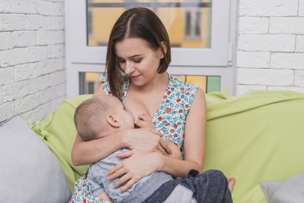4 Manfaat Penting Menyusui Bayi di Malam Hari