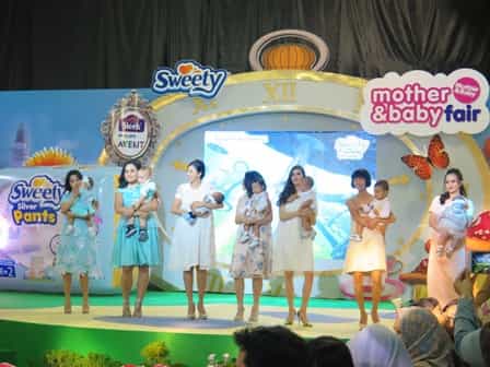 10 Selebriti Moms Tampil di Fashion Show M&B Fair 2017
