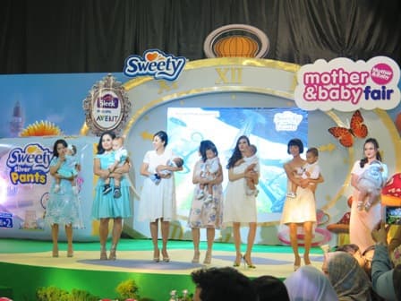10 Selebriti Moms Tampil di Fashion Show M&B Fair 2017