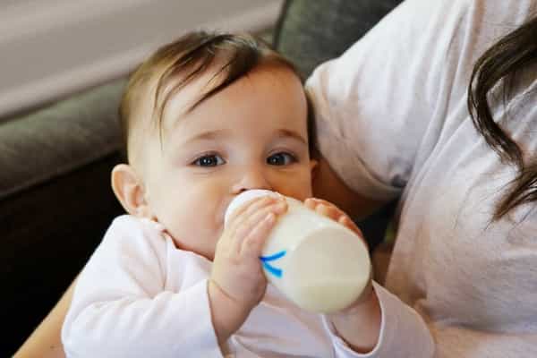 5 Trik agar Bayi Mau Minum dari Botol