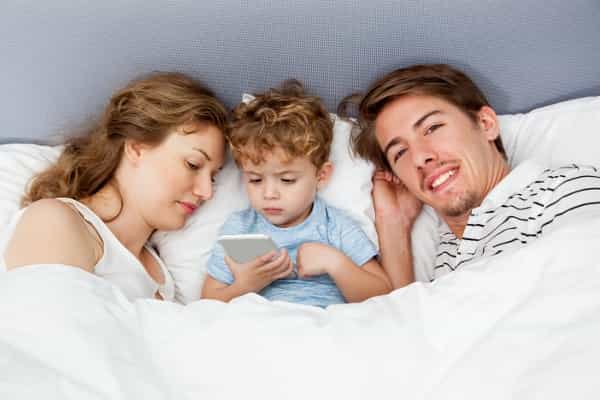 Gadget Bisa Sebabkan Anak Lambat Bicara, Ini Solusinya