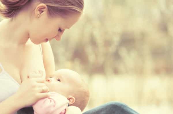 6 Tips Nyaman dan Lancar Menyusui Bayi saat Mudik