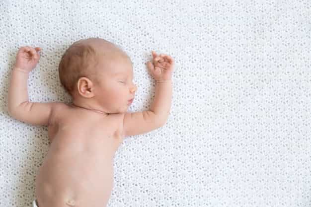 4 Alasan Newborn Tak Perlu Bantal Saat Tidur