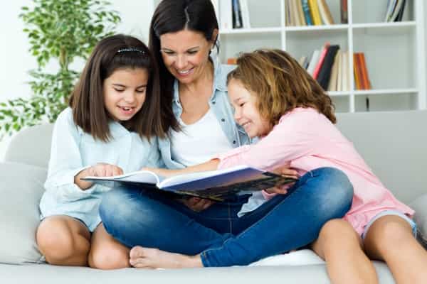 Riset : Membacakan Buku Bisa Membuat Anak Sukses