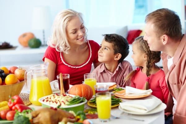 3 Cara Mengajarkan Table Manner pada Anak