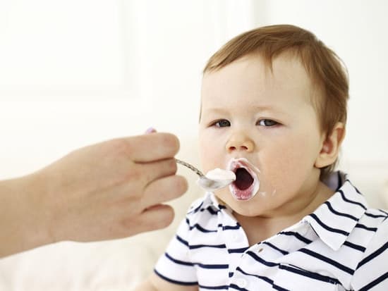 Inilah 4 Tanda Bayi Siap Makan