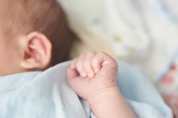 5 Cara Aman Membersihkan Telinga Bayi