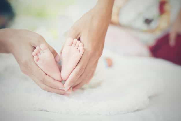 Kiat Merawat Bayi Baru Lahir di Hari-hari Pertama