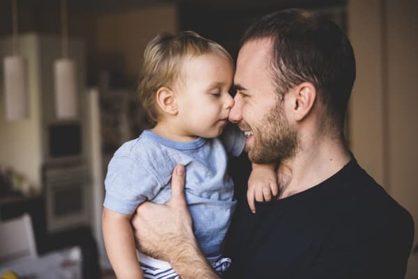 Bayi Lucu Ini Tertawa Terbahak-bahak karena Lampu