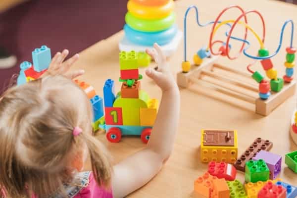Terlalu Banyak Mainan, Justru Kurangi Kreativitas Anak