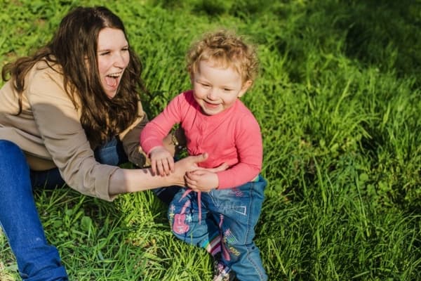 Moms Stres? Atasi dengan Tertawa Seperti Anak Kecil