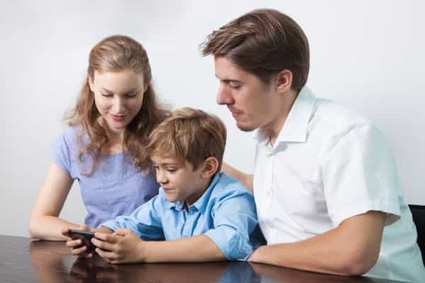 Memberi Smartphone untuk Anak? Baca Dulu 5 Aturan Ini!