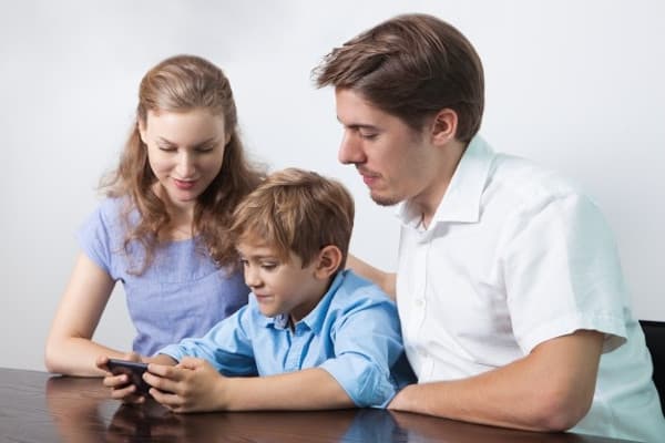Memberi Smartphone untuk Anak? Baca Dulu 5 Aturan Ini!