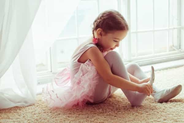 5 Langkah Mengajarkan Anak Mengikat Tali Sepatu